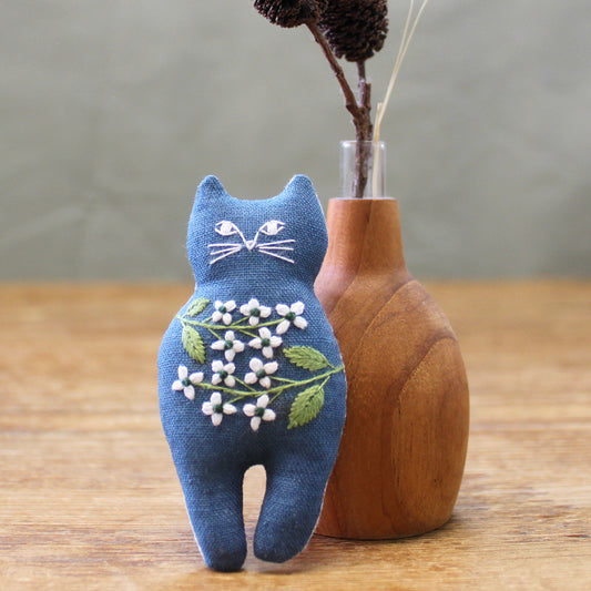 Nekogao Embroidery Kit — Cat Brooch 🐱🌸